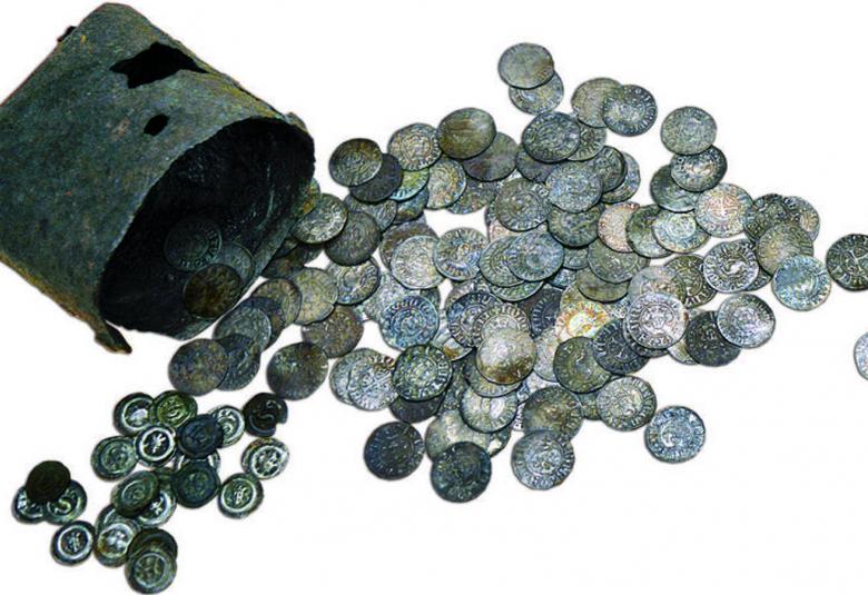 Vuonna 1904 joukko lapsia löysi raha-aarteen luolasta leikkiessään lähellä Maskun pitäjän Kalelan virkataloa. Joku oli piilottanut rahat 1400-luvun alussa eikä ollut koskaan palannut hakemaan niitä.