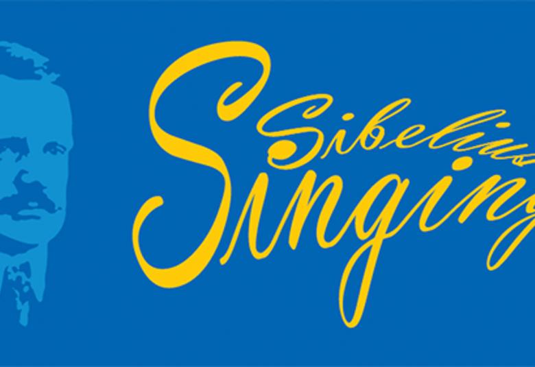 Kuvassa on isoin koukeroisin kirjoituskirjaimin Sibelius Singing sinisella pohjalla ja keltaisin kirjaimin. Vasemmalla on Sibeliuksen graafinen kasvokuva.