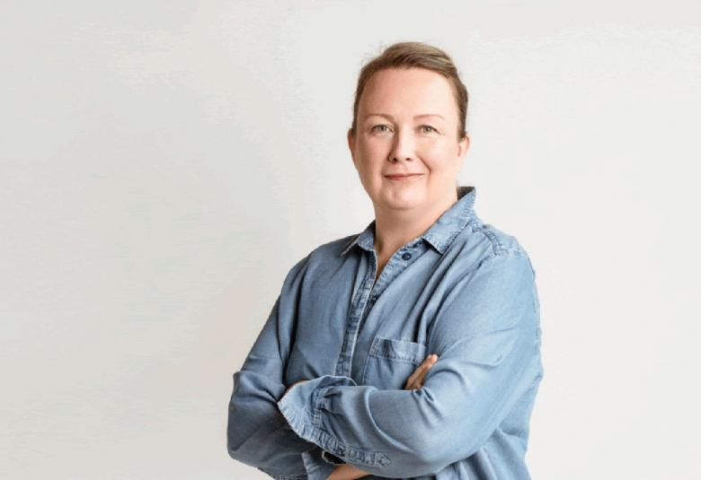 Kuvassa on Minna Peltomäki vaalean sinisessä farkkujakussa.