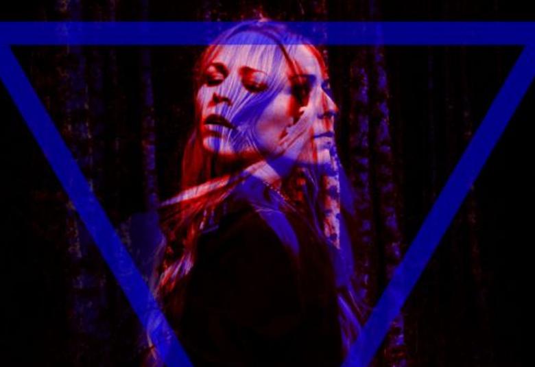 Kuvassa on Paula Vesalan kasvot kahdesti ja ne ovat vastakkain.  Hiukset liehuvat villisti ja Vesalan puoliksi näkyvä vartalo on ylös alaisin olevan kirkkaan sinisen kolmion sisällö.  Kuvan tausta on musta.