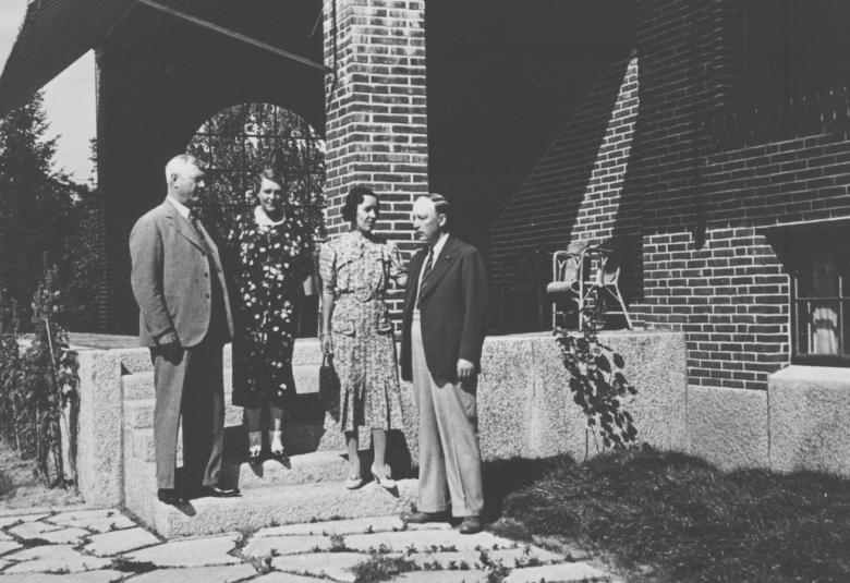 Kuvassa ovat vasemmalta Gösta ja Ruth Serlachius sekä Gerda ja Risto Ryti Joenniemen kartanon portailla. Kuva on musta-valkoinen.