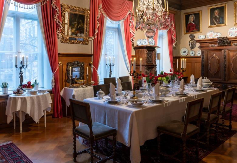 Kuvassa on Sinebrychoffin taidemuseon katettu joulupöytä, jossa on 1800-luvun kattaus.