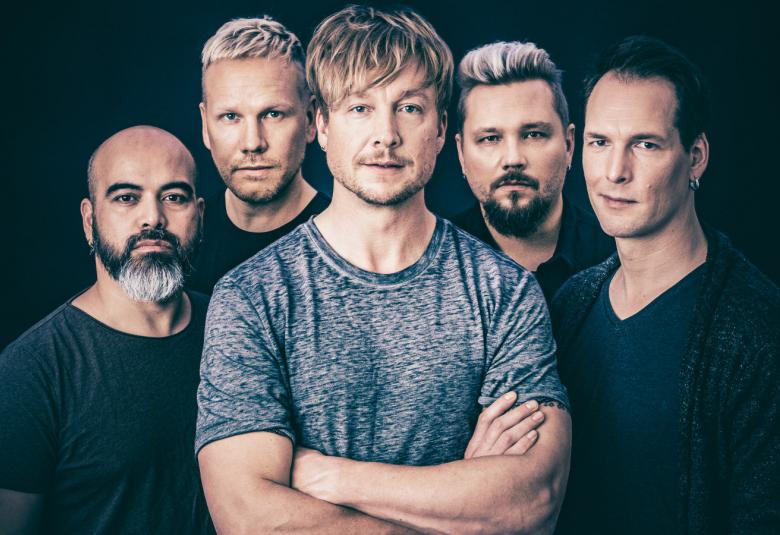 Kuvassa on Sunrise Avenue -bändin jäsenet ryhmäkuvassa.