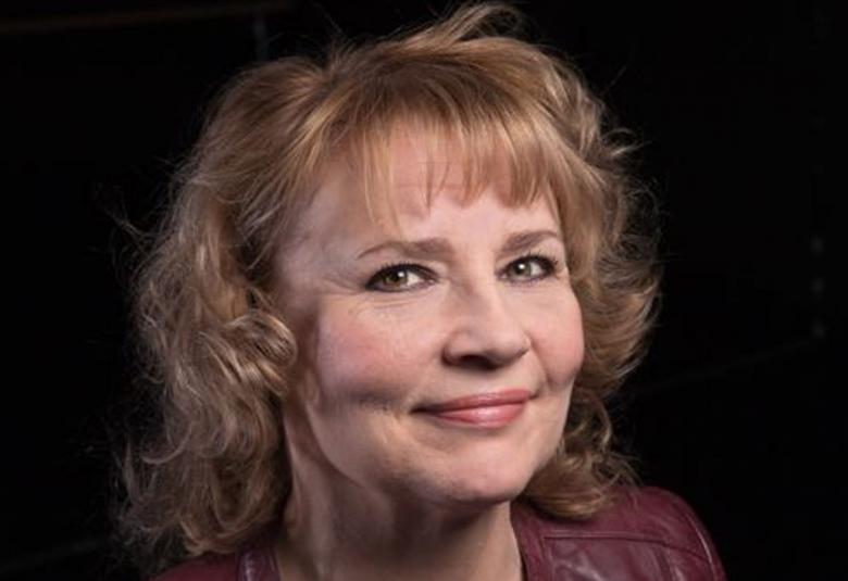 Kuvassa on Anne Niilola, josta on kasvokuva. Hänellä on ruskeat hiukset sekä ruskea jakku ja pusero.