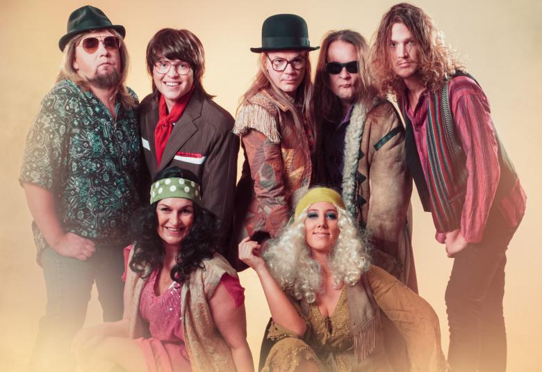 Kuvassa on ylärivissä viisi Juice -musikaalissa esiintyvää miestä ja alarivissä on kaksi naista pitkissä kiharaisissa hiuksissaan. Kaikki ovat 1970-luvun vaatteissa.