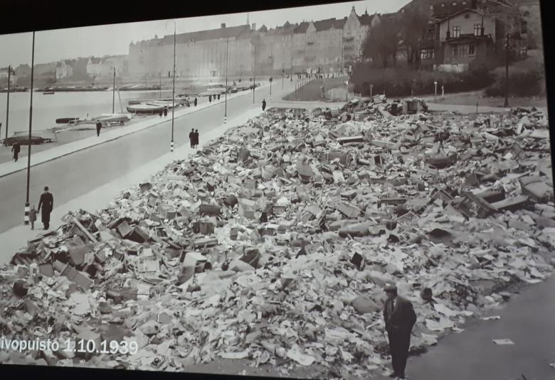 Kuva pommitetusta Helsingistä Hakasalmen huvilan näyttelyssä Mieliala - Helsinki 1939-1945.