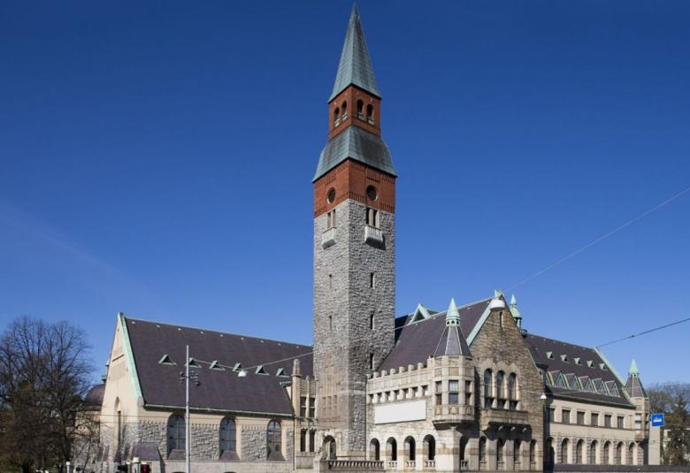 Kuvassa kansallismuseon julkisivu Helsingissä Mannerheimitiellä.  Kuvassa on sininen taivas.
