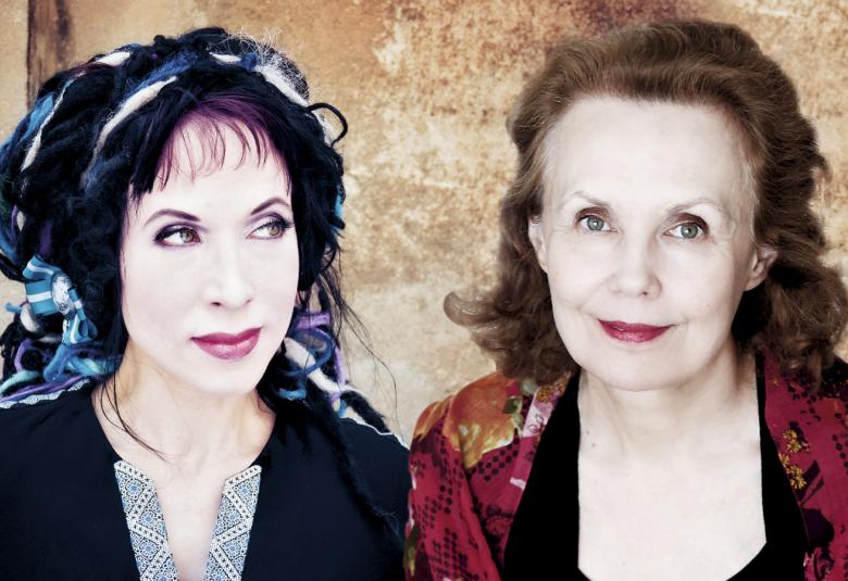 Kuvassa on vasemmalla Sofi Oksanen ja oikealla Kaija Saariaho.  Kuva on puolivartalokuva. Tausta on vaalean ruskehtava.