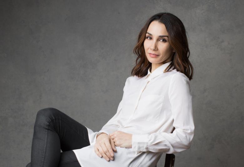 Kuvassa on Tamara Rojo istumassa tuolilla. Hänellä on pitkät tummat hiukset.  