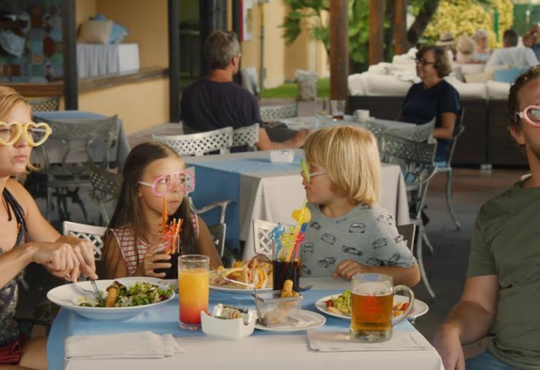 Tarhapäivä elokuvan Antti Pasanen on Paavon  yksinhuoltaja, joka on tutustunut Enniin,  Tertun yksinhuoltajaan. 