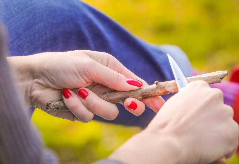 Kuvassa on MollaMills virkkuukoukkuvuolua ja naisen kädet vuolemassa.