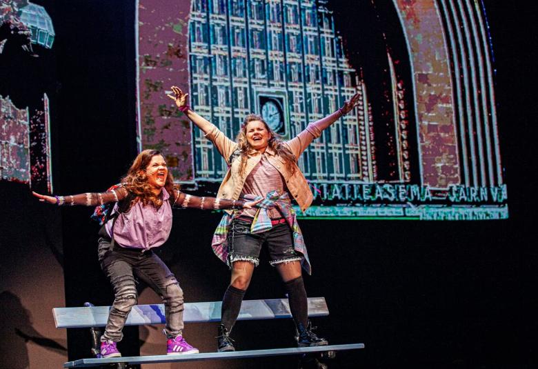  Haloo Helsinki musikaalin käsikirjoittajien luomat  ystävykset Piian ja Milla, joita esittävät Marika Huomolin  Millana ja Heljä Heikkinen Piiana.