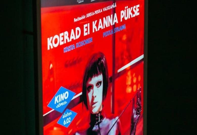 Kuvassa on Virossa esitetyn elokuvan Koerad ei kanna pûkse juliste vinosti mustalla taustalla.