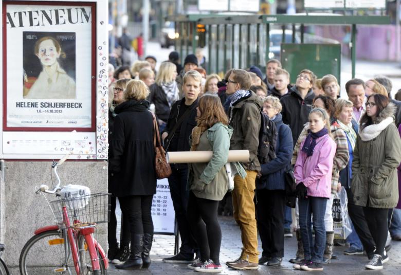 Kuvassa jonotetaan museoon ja seinällä on Ateneumin Helene Schjerfbeckin näyttelyn mainosjuliste.