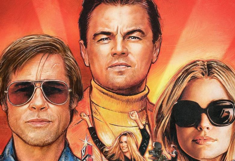 Kuvassa on Leonardo DiCAprio ja Bratt Pitt sekä Margot Robbie.  Kuva on oranssin ja punaisen taustan värittämä.  Näyttelijöistä on kasvokuvat.