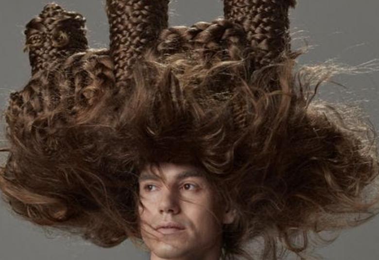 Kuvassa on hiusmuotoilija Martin Bergströmin luoma ilme hiuksista Savonlinnan Oopperajuhlille. Kuvassa on nuoren miesmallin päässä hiuksista muotoiltu Olavinlinna. 