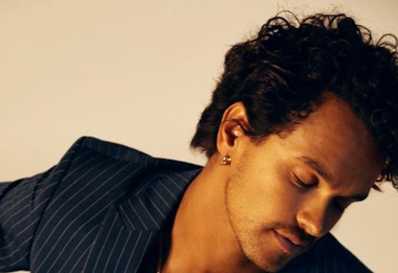 Kuvassa on Pete Parkkonen, jonka katse on alaspäin.  Hänen pitkät, tummat hiukset on lyhennetty.