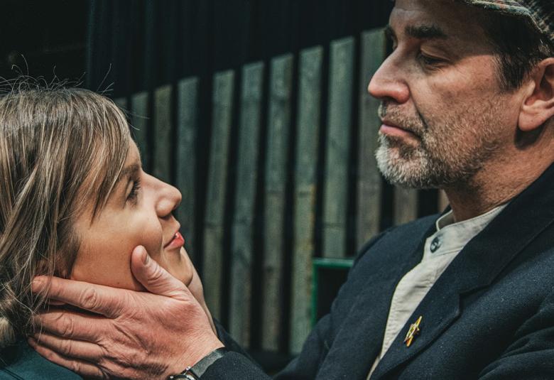 Elisa Heikkinen on Kuusankosken teatterin Puhdistuksen nuori Aliide ja Matti Olenius on miehensä Martinin osassa.  