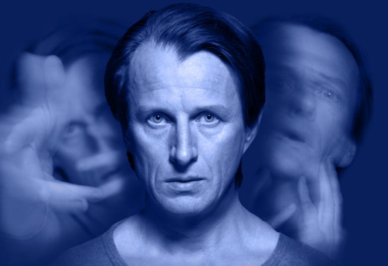 Kuvassa on Tobias Zilliacuksen rintakuva.  Hänen takaansa näkyy varjokuvia hänestä.  Kuvan sävy on siniharmaa.