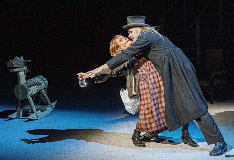 Humiseva harju -näytelmän palvelija Nelly ja hassu tohtori tanssin pyörteissä.