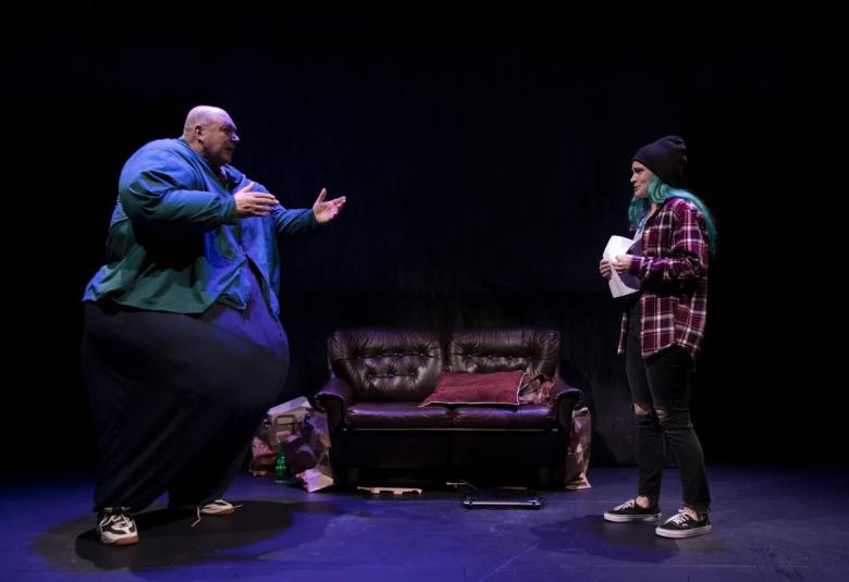 Kotkan teatterin Valkoinen valas -näytelmän Charlieta esittää Antti Leskinen ja hänen teini-ikäistä tytärtään Ellietä esittää Annuska Hannula.