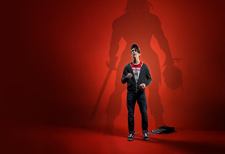 Kuvassa on Miro Lopperi kuvan vasemmalla puolella ja kuvan tausta on punainen.