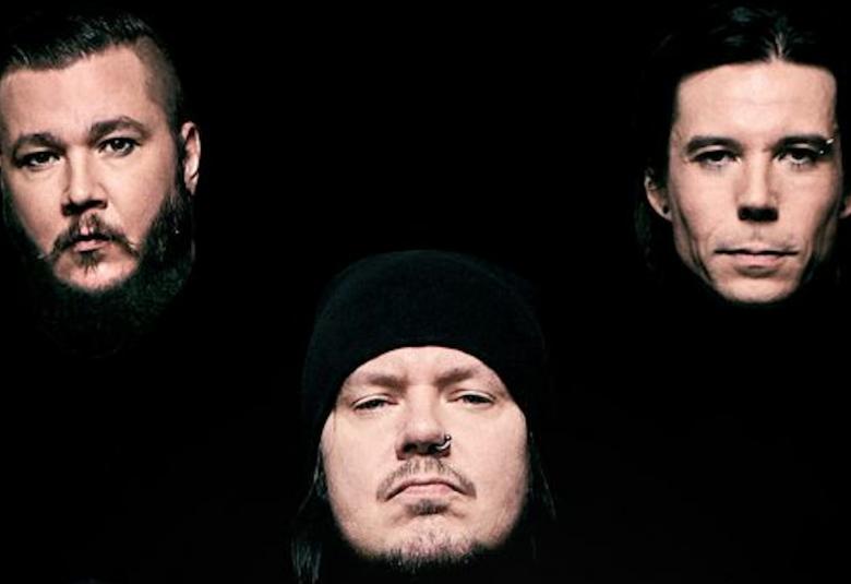 Kuvassa on Happoradion jäsenten kasvokuvia ja ne on sijoitettu mustalle pohjalle.  