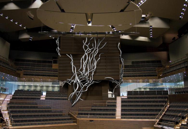 Kuvassa on Musiikkitalon konserttisali ja urkujen asennus johtoineen.