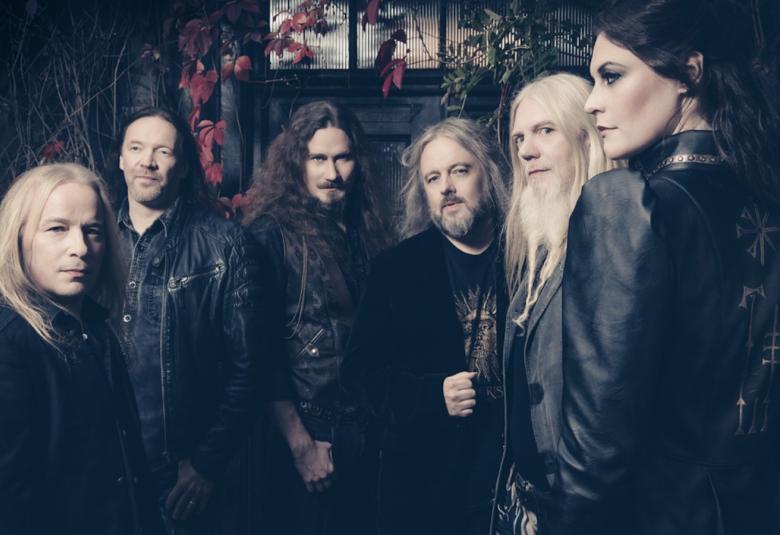 Kuvassa on Nightwishin jäsenet rivissä kokovartalokuvassa.