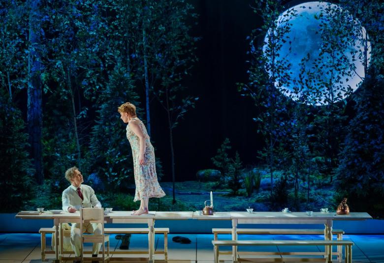 Niskavuoren nuorta emäntää Turun kaupunginteatterissa esitti Minna Hämäläinen ja isäntä Juhanin osassa oli Stefan Karlsson. 