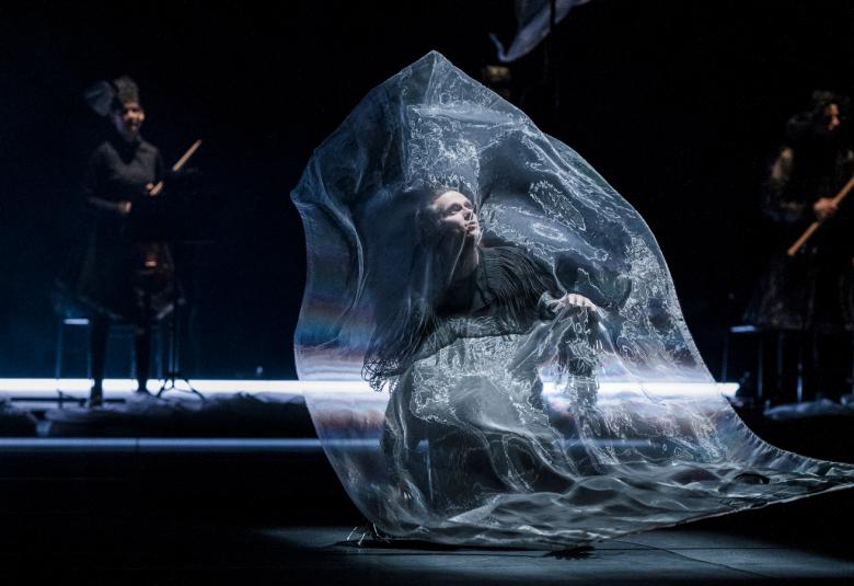 Kuvassa on kohtaus tulevasta esityksestä, jonka keskellä on Topi Lehtipuu valokeilassa ja harson keskellä.  Mukana on Helsingin Barokkiorkesteri.  Kuva on musta-valkoinen.