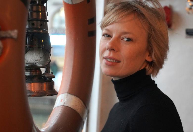 Kuvassa on Alma Pöysti, joka katsoo eteenpäin ja vieressä on peili.  Siitä näkyy sivukuva.