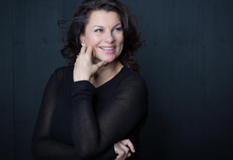 Kuvassa on Satu Silvo istumassa ja hän katsoo hieman sivuun.  Kuva on musta-valkoinen.