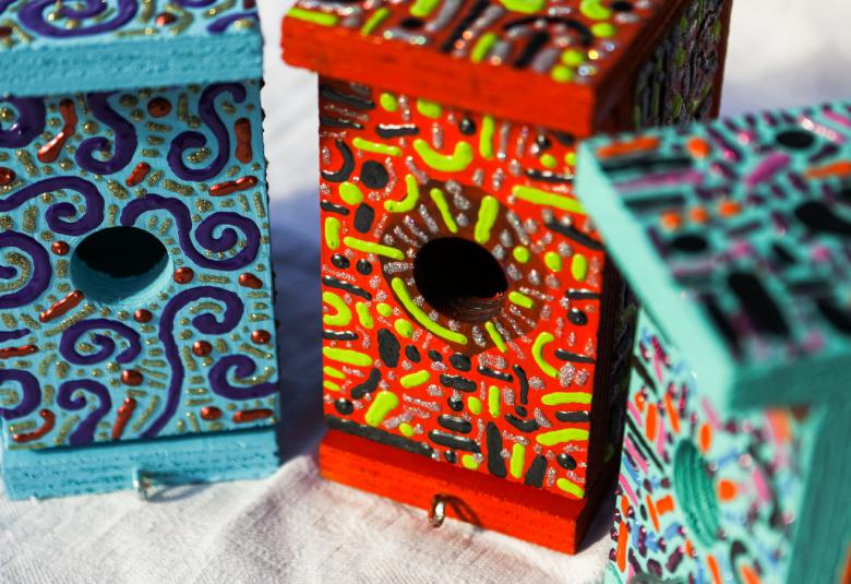 ”Iloismi merkitsee ennen kaikkea luottamusta ja toiveikkuutta. Näyttelyni on lempeä ja myös leikkisä vastaisku synkille tulevaisuudennäkymille. Haluan viestiä, että kaikki on hyvin, kaikki järjestyy”, Paula Huhtanen sanoo.  Huhtanen tunnetaan elinvoimaisista ja värikylläisistä maalauksista ja kollaaseista. Maalauspohjana voi olla esimerkiksi huonekalu, astia, kenkä tai vaate. Monikerroksisissa, pinnaltaan valoa hehkuvissa teoksissa on pieniä, värikkäitä yksityiskohtia, pisteitä, viivoja ja kuvioita.  Lappil