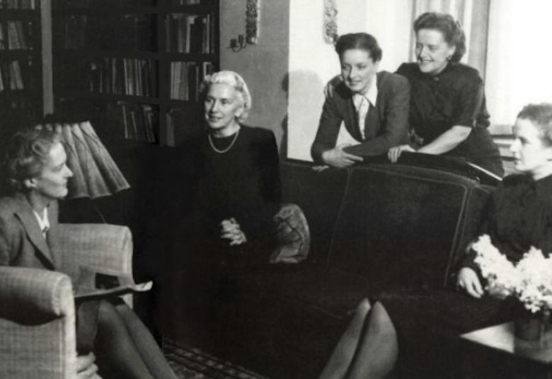 Kuvassa on Aino Sibelius ja tyttäret Ainolassa yhteiskuvassa rupattelemassa.  Kuva on musta-valkoinen.