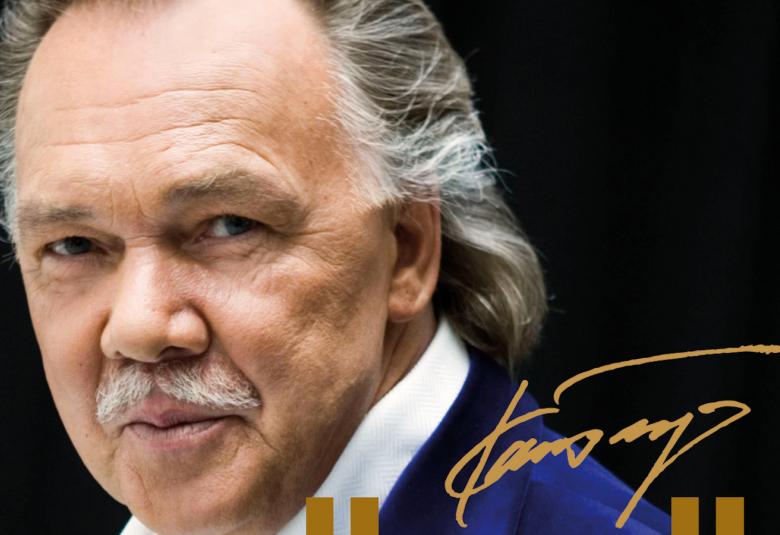 Kuvassa Kari Tapion kasvot ja nimikirjoitus kultaisilla kirjaimilla. Tausta on musta.