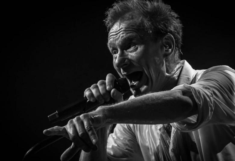 Kuvassa on Ismo Alanko kuvattuna edestäpäin puolivartalokuvassa ja esiintymässä intensiivisesti.