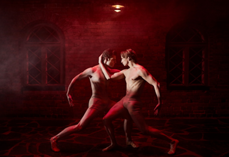 Jekyll&Hyde uutuusbaletti sijoittuu viktoriaanisen ajan Lontooseen, hämyisille kaduille, mielisairaalan uhkaavaan tunnelmaan ja yläluokan salonkeihin. 