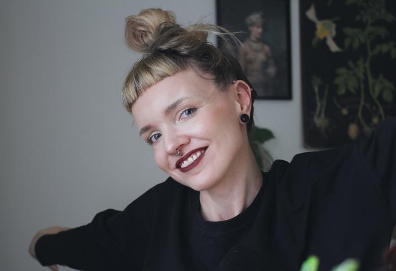 Kuvassa on Juliana Hyrri puolivartalokuvassa ja hänellä on musta vaate päällään. 