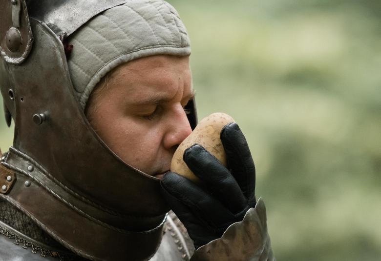 Kuvassa on Joonas Nordman kypärähuppu päässään ja peruna kädessään.