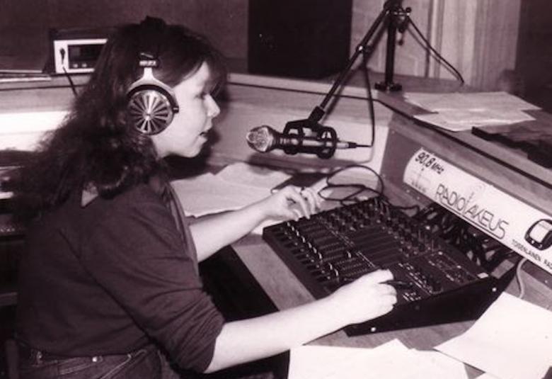 Kuvassa on Radion Lakeuden naistoimittaja työskentelemässä toimituksessa Nivalassa.