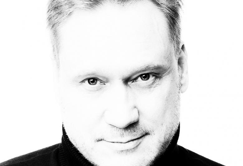 Kuvassa on Samuli Edelmann ja kuva on musta-valkoinen kasvokuva.