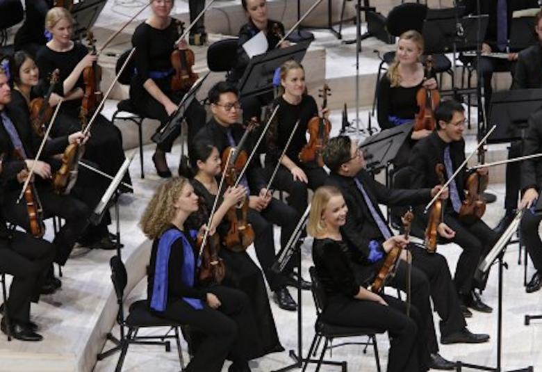Kuvassa on Sibelius Akatemian orkesteri.  Orkesteri on esiintymässä Musiikkitalossa.
