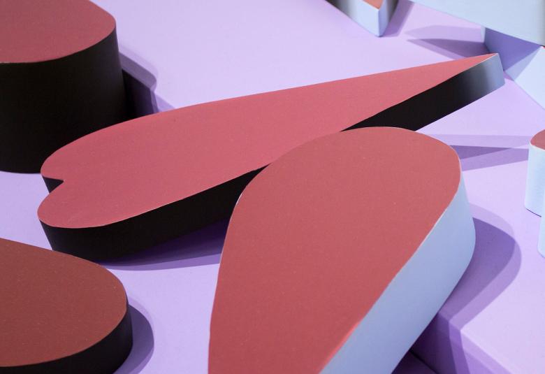 Kuvassa on Astrid Strömbergin teos, jossa on vaalean violetilla pohjalla suklaan näköisillä kuvioilla ja suurimpana on keksijäätelön näköinen kuvio.