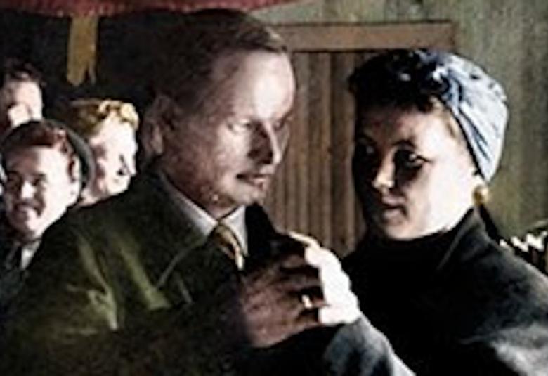 Kuvassa on vasemmalla mies ja oikealla nainen.  Meneillään on tanssiminen.