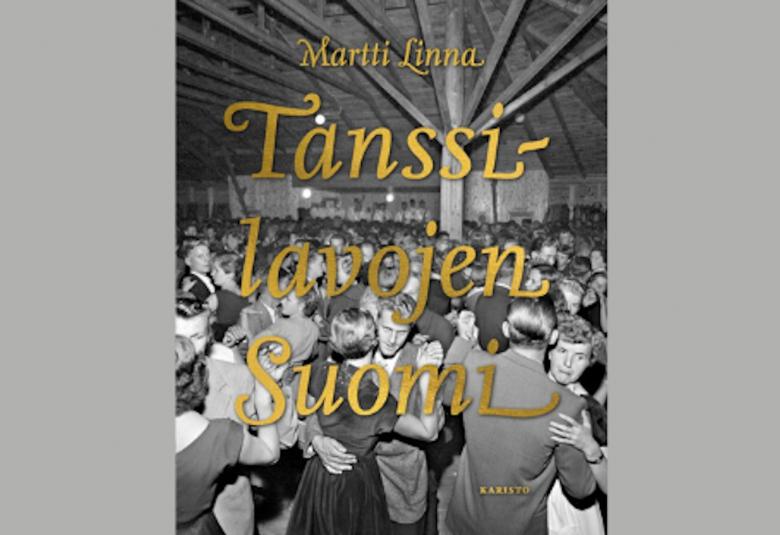 Kuvassa on kirjan kansikuvassa tanssilavayleisöä 1960-luvulla musta-valkokuvassa.  Kirjan nimi Tanssilavojen Suomi keltaisilla korukirjaimilla isolla ja yläpuolella kirjan kirjoittajan nimi Martti LInna.