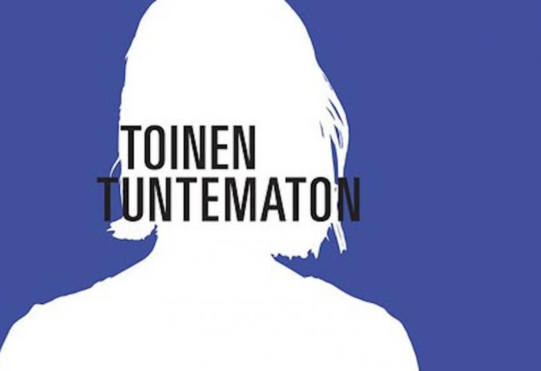 Kuvassa on vastaava kuva kuin Tuntemattoman sotilaan kannessa, mutta väsinä on vaalean sininen. Sotilaan hahmo on valkoinen.