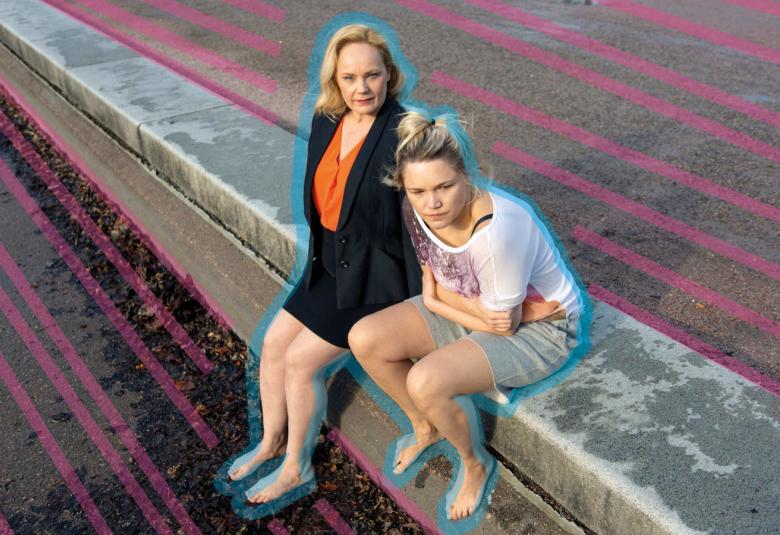 Kuolemansairaan isänsä luokse putkiremonttievakkoon muuttanut Solveig (Sari Puumalainen) on uuden elämäntilanteen edessä: tuore työpaikka hoiva-alalla enteilee loistavaa uraa kunnianhimoiselle naiselle. Mikä voisi enää mennä pieleen, kun tuleva pomokin on vahvasti hänen puolellaan? Samassa osoitteessa asuu myös hiljattain ulkomailta palannut Solveigin nuorempi sisko Ella (Anna-Maija Tuokko), jonka ura toimittajana on äkillisesti joutunut tauolle. Ella on poissa tolaltaan ja lamautunut, mutta syy äkilliseen 