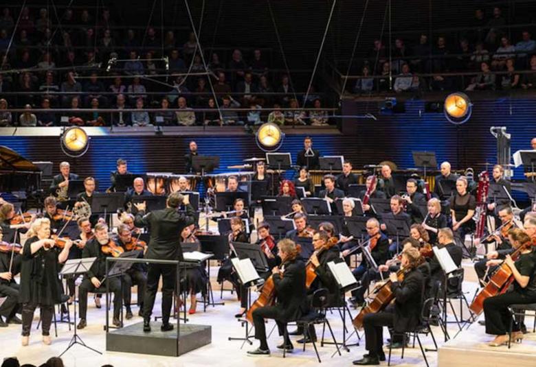 Kuvassa on Vantaan viihdeorkesteri esiintymässä Musiikkitalossa.