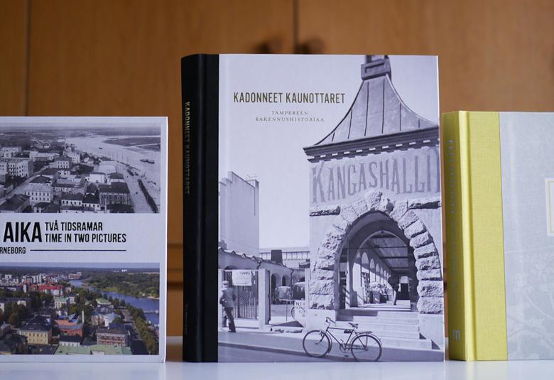 Kuvassa on Museoliiton vuoden museojulkaisukilpailun voittajien kansikuvat Kahden kuvan aika, Kadonneet rakennukset ja Pellavaliina. Kannet ovat musta-valkoisia.